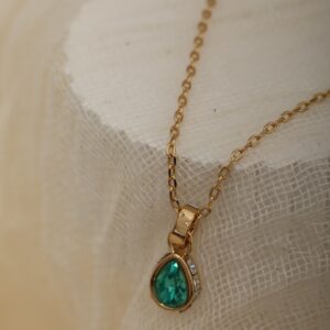 Emerald Glow Yeşil Damla Taşlı Altın Renk Çelik Kolye