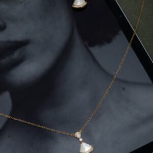 Aurora Grace Altın Renk Çelik Kolye Küpe Seti – Taş Detaylı Şık Kadın Takı Seti