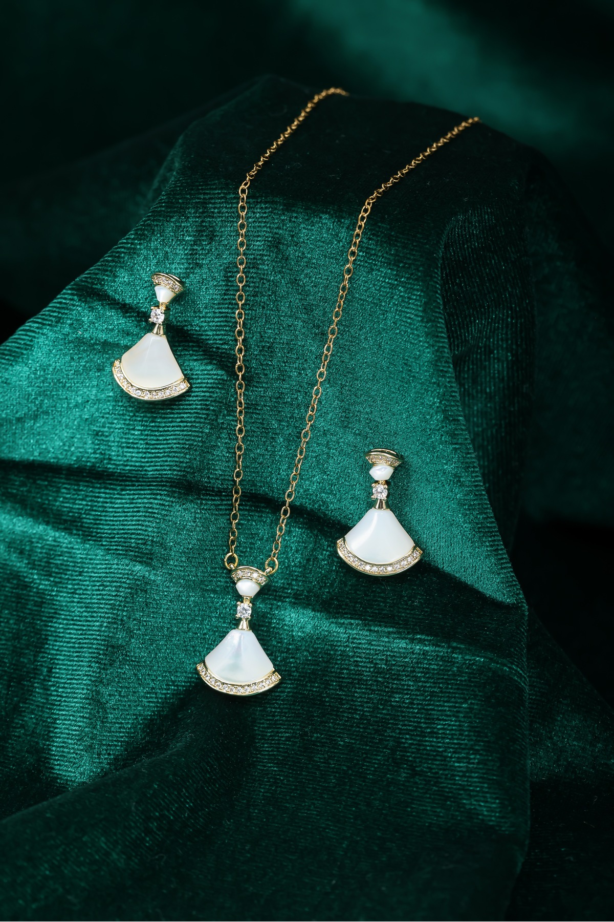 Aurora Grace Altın Renk Çelik Kolye Küpe Seti – Taş Detaylı Şık Kadın Takı Seti - Görsel 2