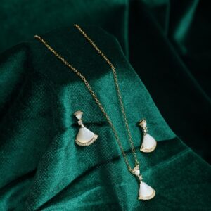 Aurora Grace Altın Renk Çelik Kolye Küpe Seti – Taş Detaylı Şık Kadın Takı Seti