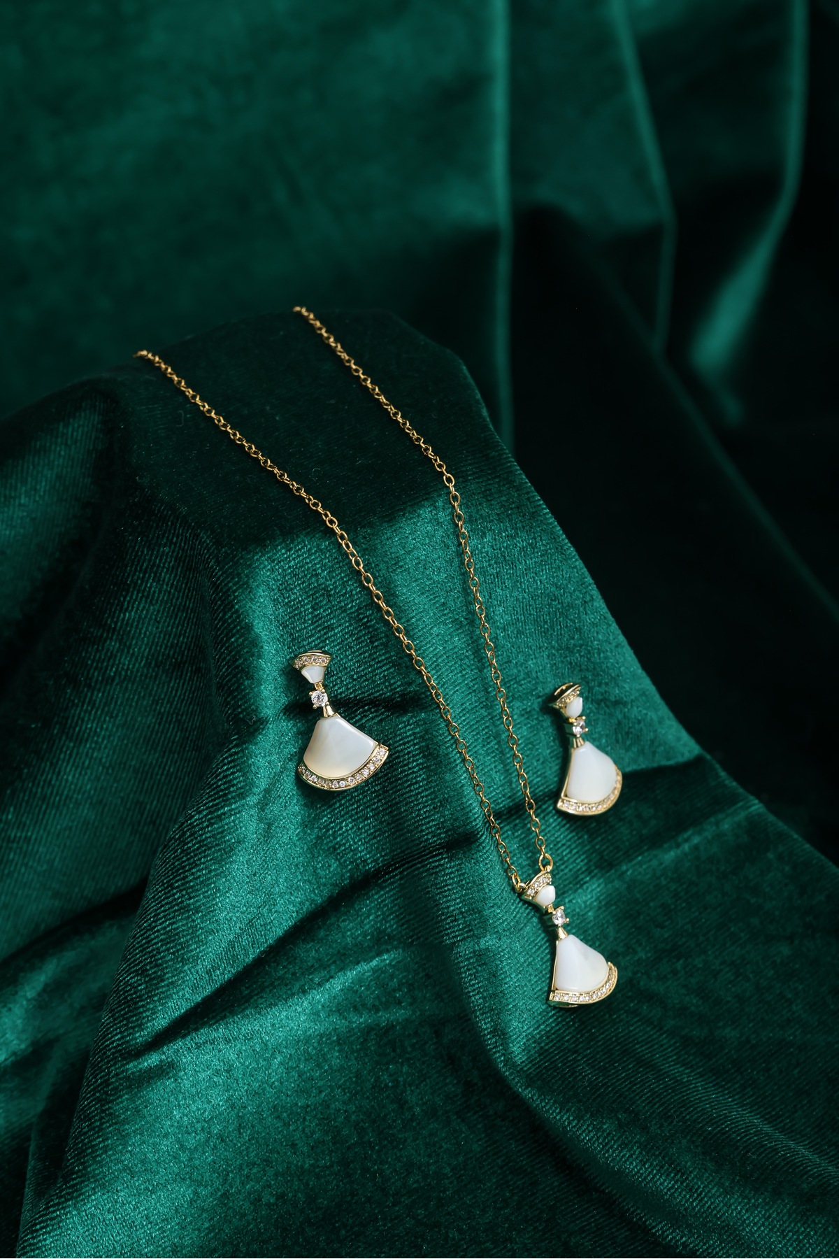 Aurora Grace Altın Renk Çelik Kolye Küpe Seti – Taş Detaylı Şık Kadın Takı Seti - Görsel 3