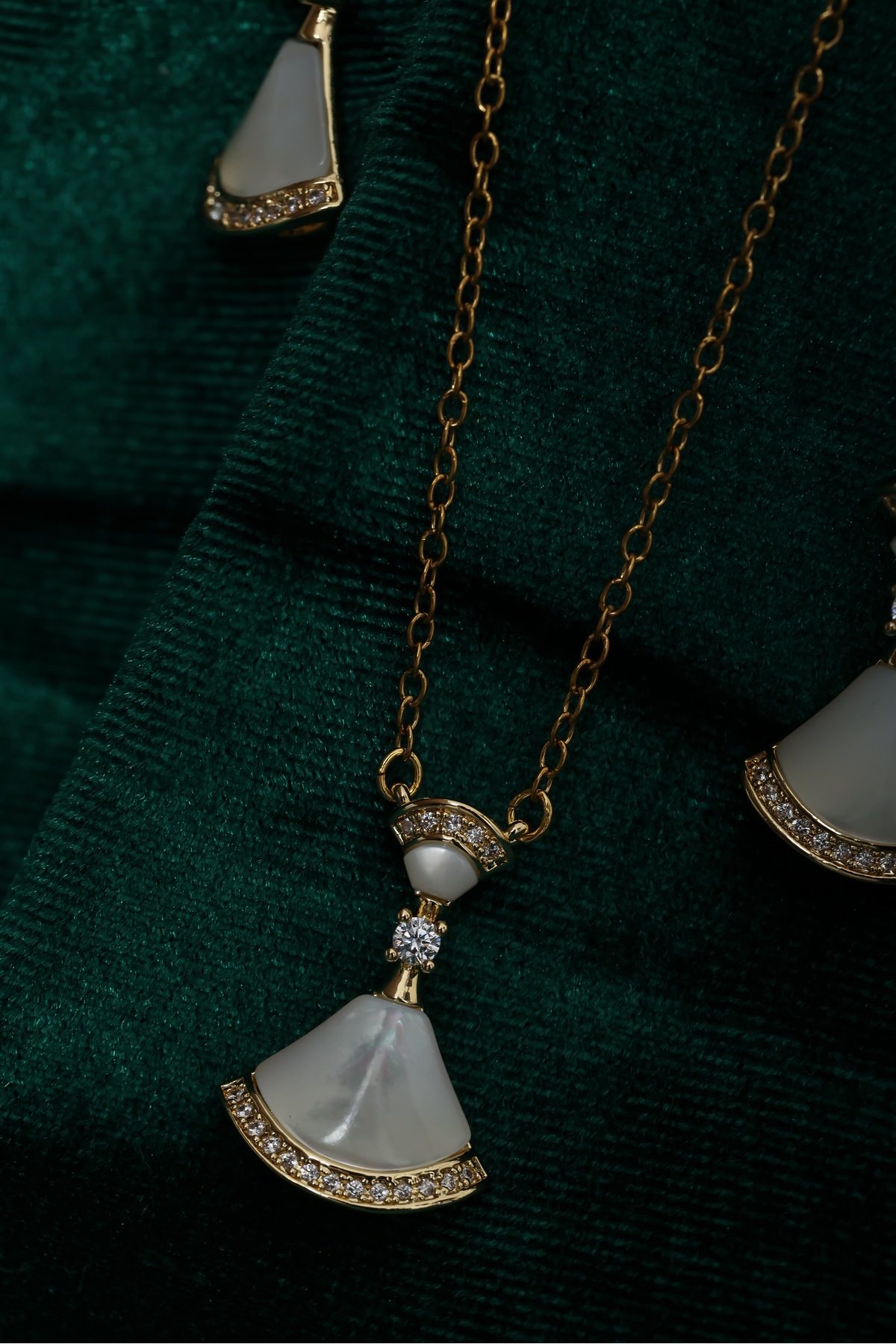 Aurora Grace Altın Renk Çelik Kolye Küpe Seti – Taş Detaylı Şık Kadın Takı Seti - Görsel 4