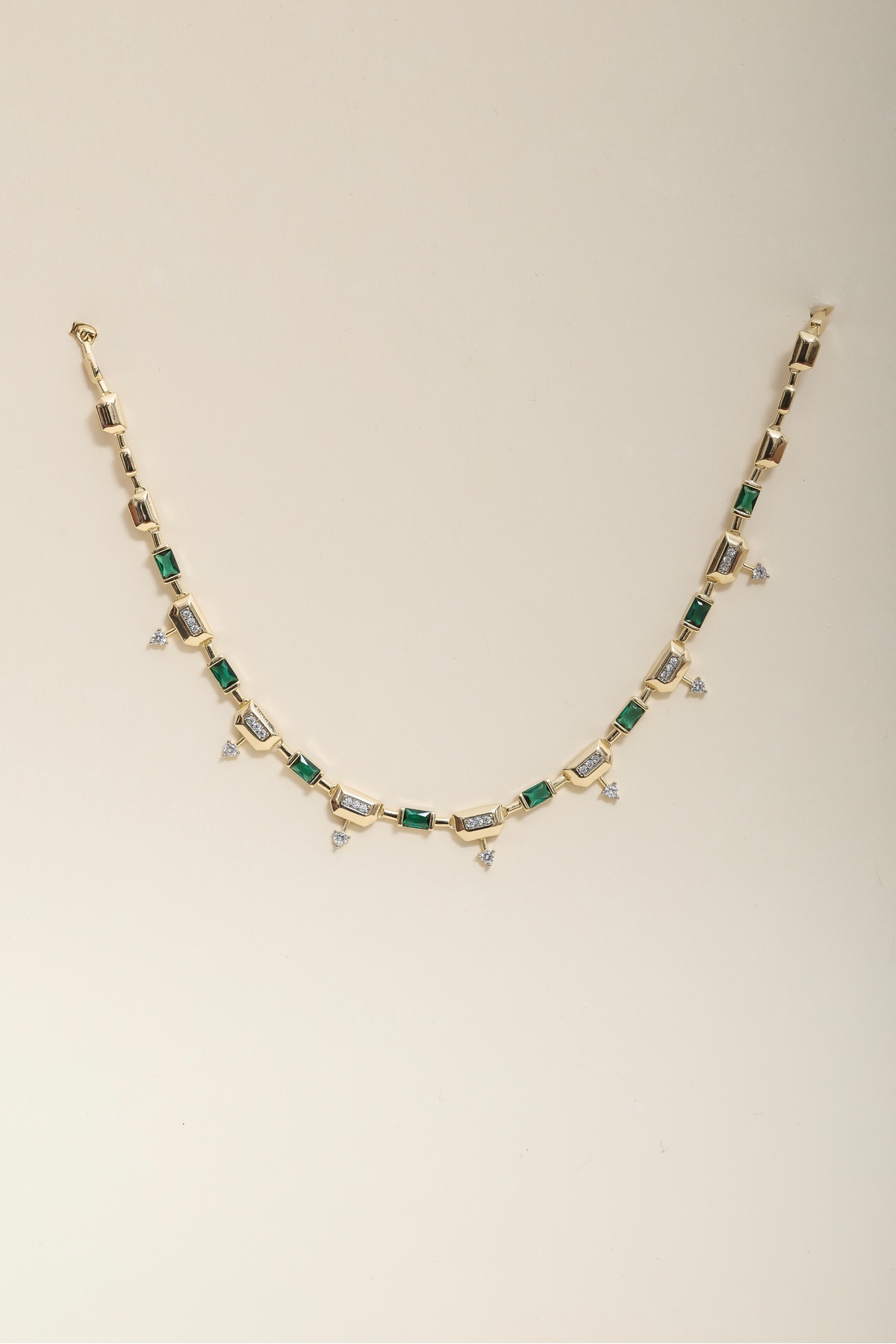 Verdant Royale Yeşil Baget Taşlı Çelik Kolye – Altın Renk Kaplama Zarif Kadın Kolye - Görsel 2