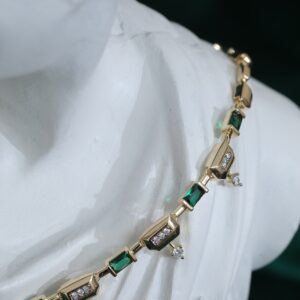 Verdant Royale Yeşil Baget Taşlı Çelik Kolye – Altın Renk Kaplama Zarif Kadın Kolye