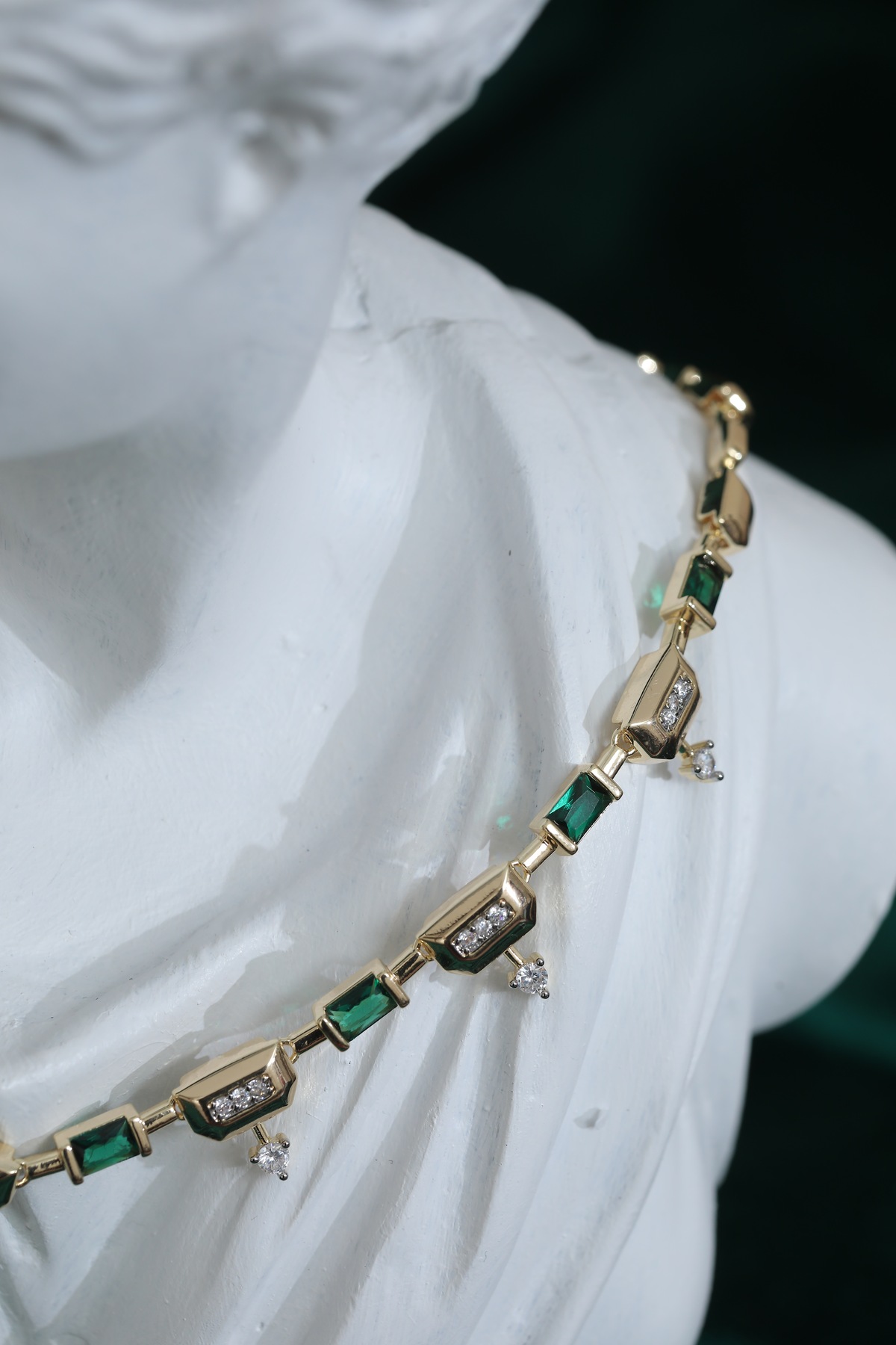 Verdant Royale Yeşil Baget Taşlı Çelik Kolye – Altın Renk Kaplama Zarif Kadın Kolye - Görsel 4