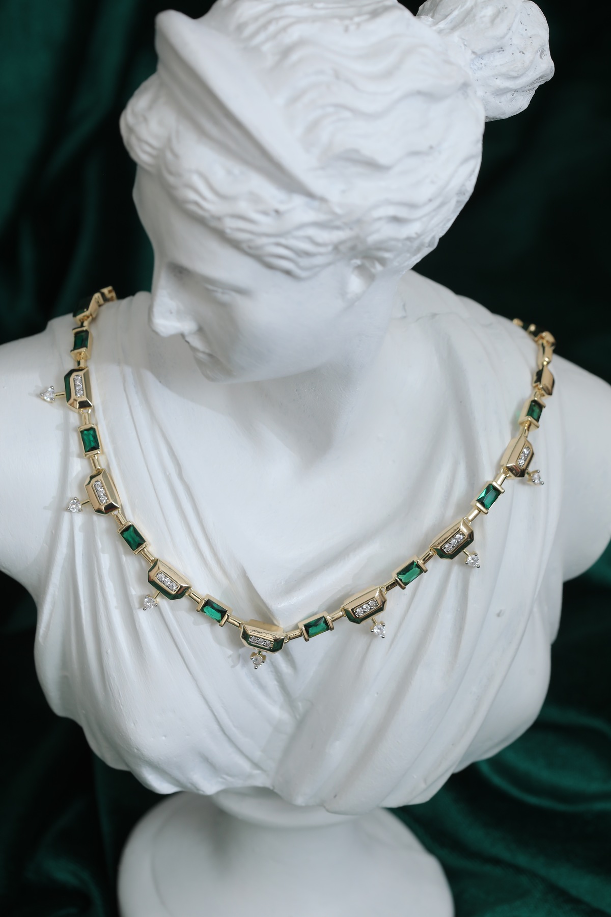 Verdant Royale Yeşil Baget Taşlı Çelik Kolye – Altın Renk Kaplama Zarif Kadın Kolye - Görsel 3