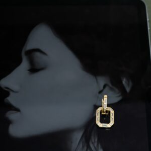 Elyra Frame 925 Ayar Gümüş Üzeri Altın Kaplama Kadın Küpe – Taş Detaylı Geometrik Şık Küpe (Çift)