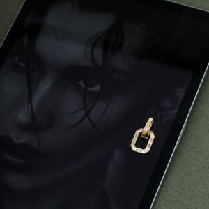 Elyra Frame 925 Ayar Gümüş Üzeri Altın Kaplama Kadın Küpe – Taş Detaylı Geometrik Şık Küpe (Çift)