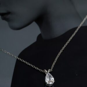 Aura Drop Damla Taşlı Pırlanta Görünümlü Gümüş Renkli Işıltılı Çelik Kolye