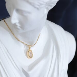 Golden Orbit Taşlı Çelik Kolye – Altın Renk Kaplama Minimal Kadın Kolye