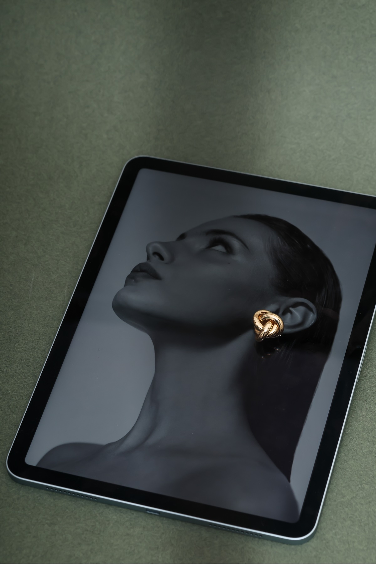 Valora Knot Çelik Küpe – Altın Renk Minimal Düğüm Kadın Küpe