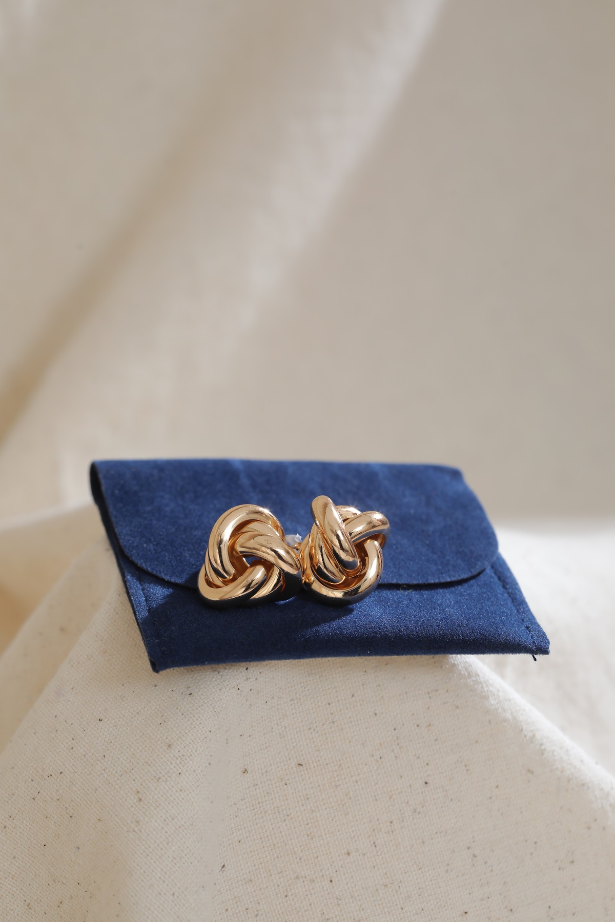 Valora Knot Çelik Küpe – Altın Renk Minimal Düğüm Kadın Küpe - Görsel 2