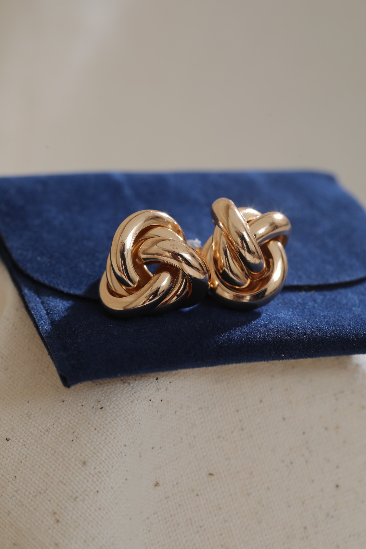 Valora Knot Çelik Küpe – Altın Renk Minimal Düğüm Kadın Küpe - Görsel 3