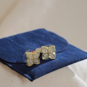 Golden Clover Yonca Formlu Altın Renk Çelik Kadın Küpe – Zirkon Taşlı Şık Küpe