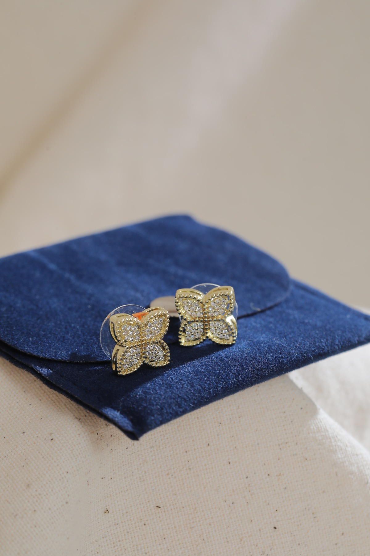 Golden Clover Yonca Formlu Altın Renk Çelik Kadın Küpe – Zirkon Taşlı Şık Küpe