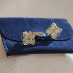 Golden Clover Yonca Formlu Altın Renk Çelik Kadın Küpe – Zirkon Taşlı Şık Küpe