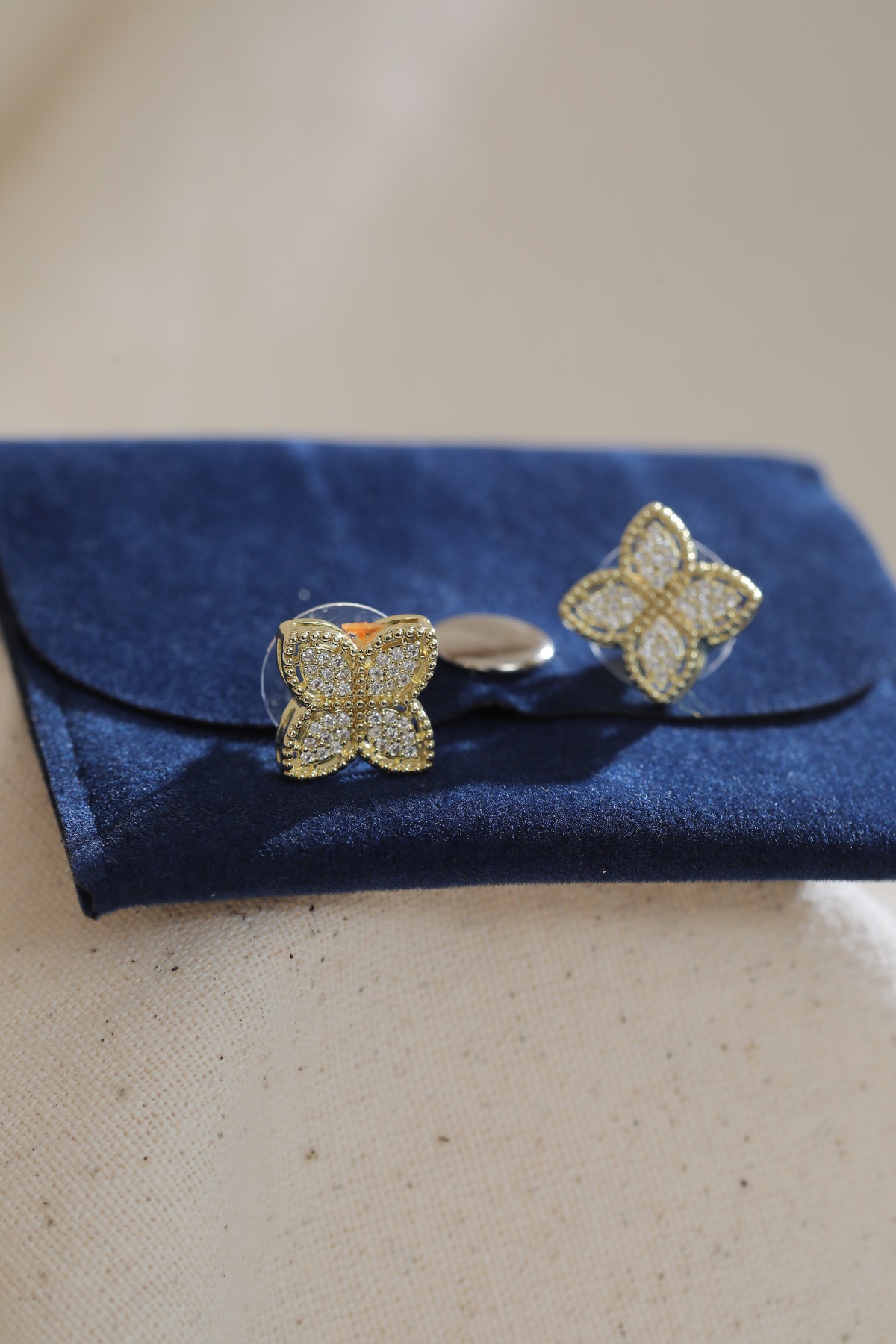 Golden Clover Yonca Formlu Altın Renk Çelik Kadın Küpe – Zirkon Taşlı Şık Küpe - Görsel 2