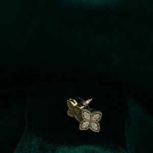 Golden Clover Yonca Formlu Altın Renk Çelik Kadın Küpe – Zirkon Taşlı Şık Küpe