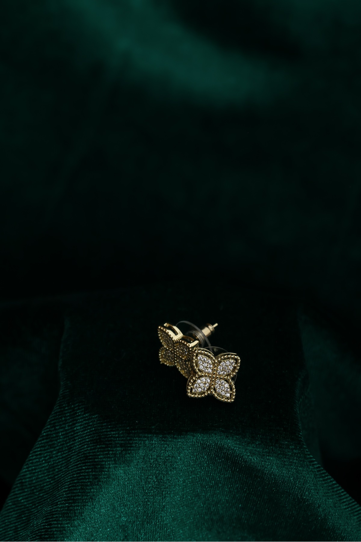 Golden Clover Yonca Formlu Altın Renk Çelik Kadın Küpe – Zirkon Taşlı Şık Küpe - Görsel 3