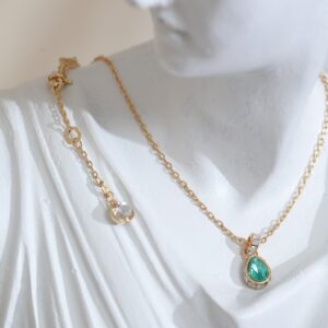 Emerald Glow Yeşil Damla Taşlı Altın Renk Çelik Kolye