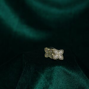 Golden Clover Yonca Formlu Altın Renk Çelik Kadın Küpe – Zirkon Taşlı Şık Küpe