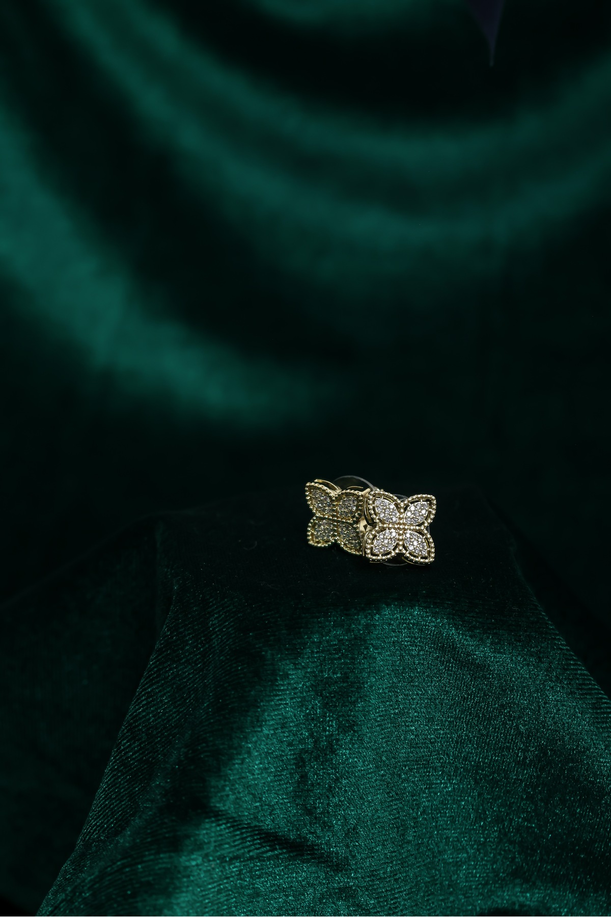 Golden Clover Yonca Formlu Altın Renk Çelik Kadın Küpe – Zirkon Taşlı Şık Küpe - Görsel 4