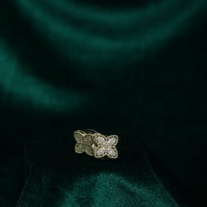 Golden Clover Yonca Formlu Altın Renk Çelik Kadın Küpe – Zirkon Taşlı Şık Küpe