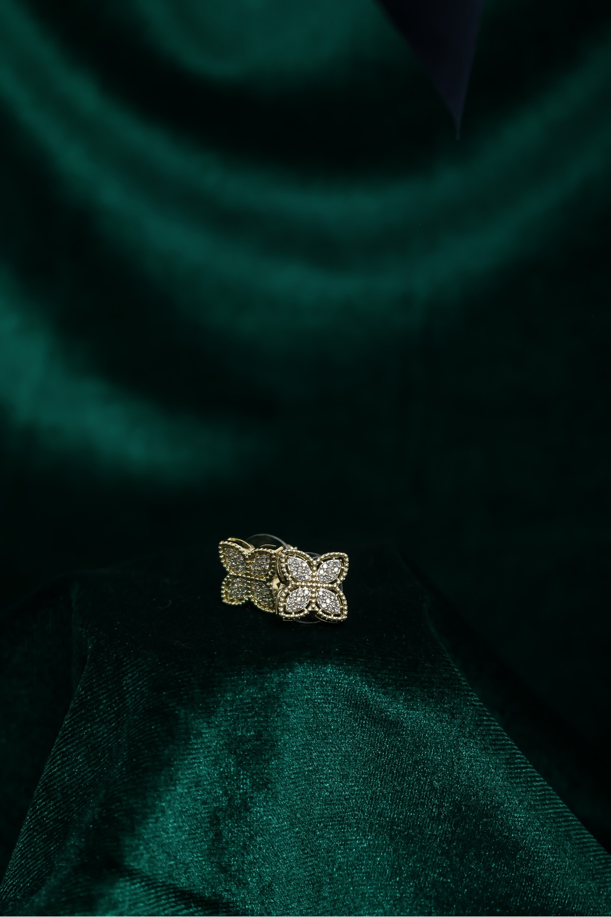 Golden Clover Yonca Formlu Altın Renk Çelik Kadın Küpe – Zirkon Taşlı Şık Küpe - Görsel 5