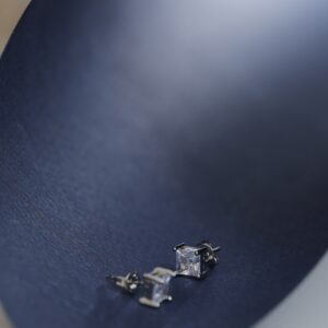 Aria Stud Kare Zirkon Taşlı Çelik Tektaş Küpe – Minimal Zarif Kadın Küpe