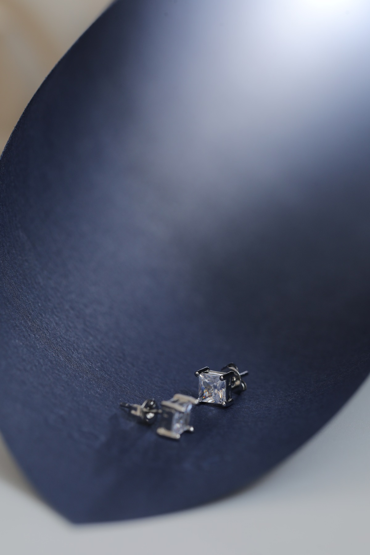 Aria Stud Kare Zirkon Taşlı Çelik Tektaş Küpe – Minimal Zarif Kadın Küpe