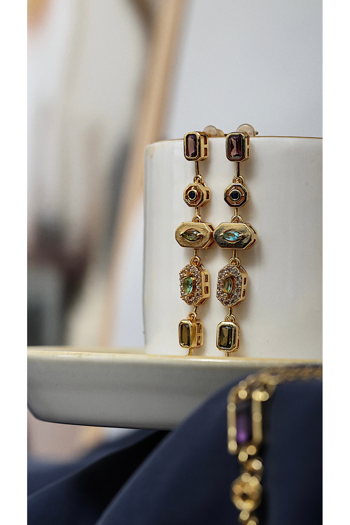 Golden Mosaic Çok Taşlı Sıralı Altın Renk Çelik Sallantılı Küpe