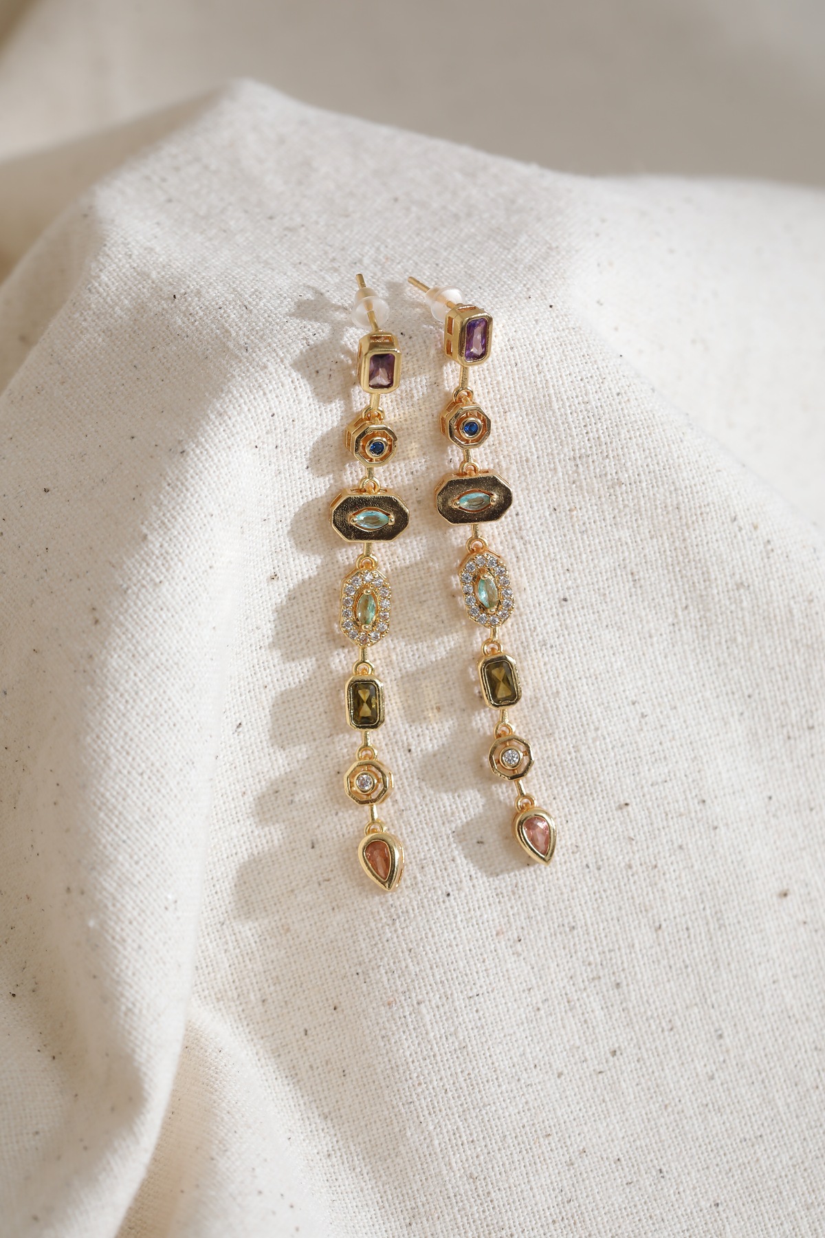 Golden Mosaic Çok Taşlı Sıralı Altın Renk Çelik Sallantılı Küpe - Görsel 2