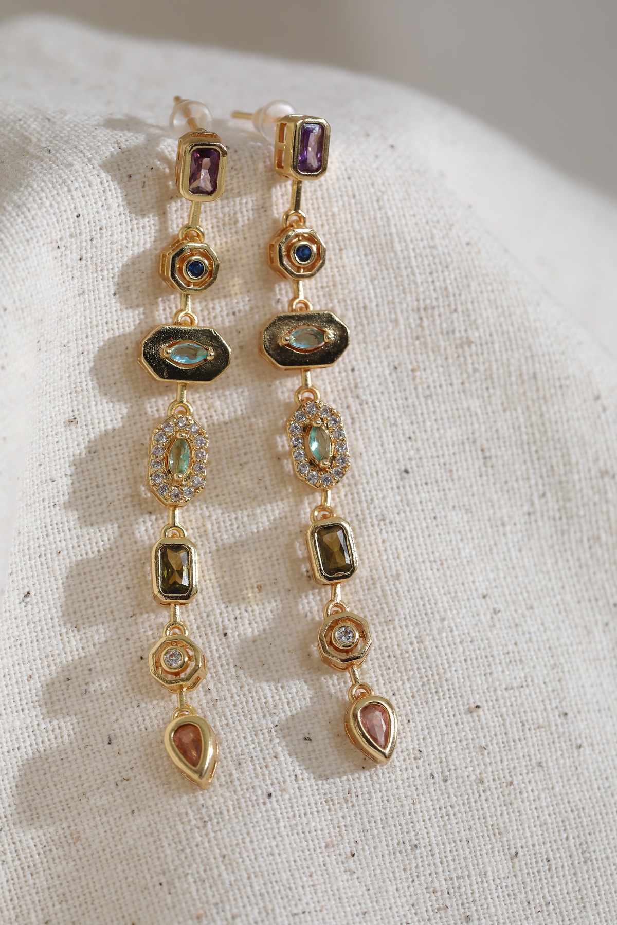 Golden Mosaic Çok Taşlı Sıralı Altın Renk Çelik Sallantılı Küpe - Görsel 4