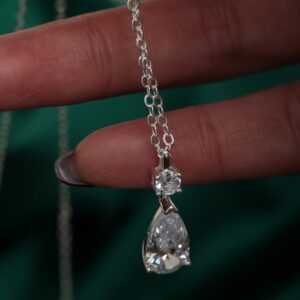 Aura Luxe Damla Taşlı Gümüş Renk Çelik Kadın Kolye – Çift Taş Detaylı Minimal Şık Kolye